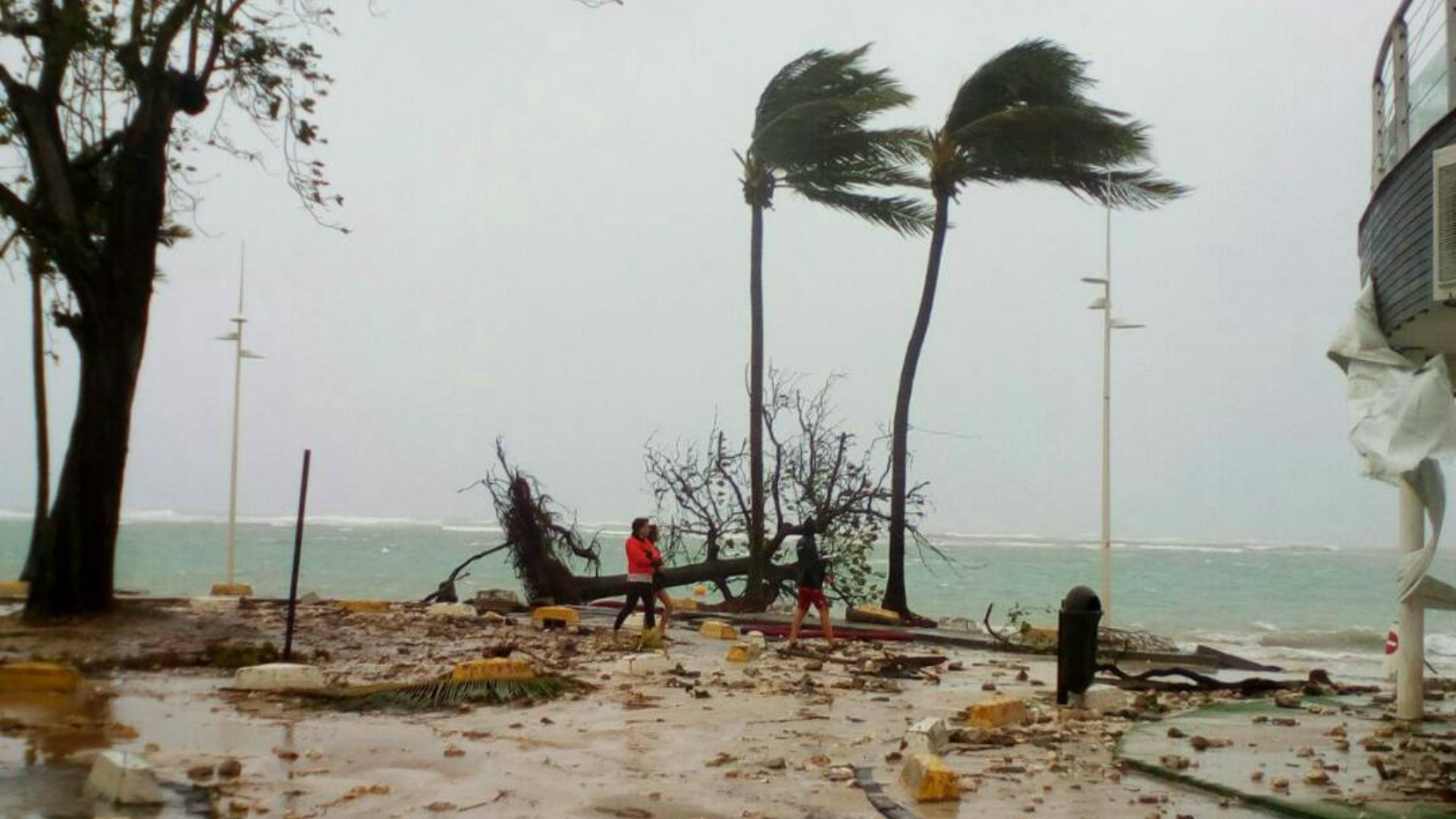 El huracán María se dirige a Puerto Rico tras devastar a Dominica