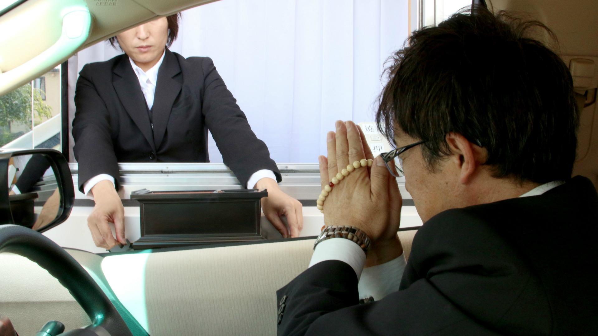 Japón robotiza los funerales y permite la asistencia sin bajar del coche 1