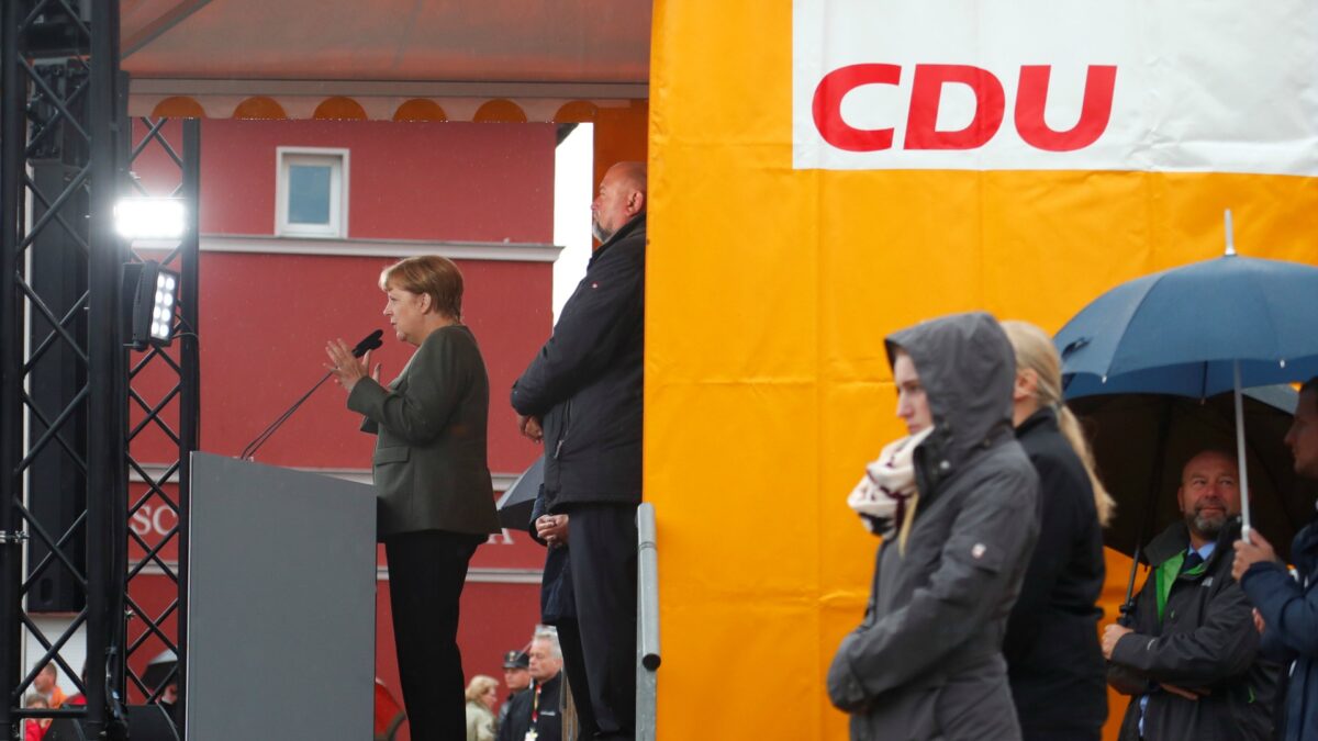 La CDU/CSU de Merkel mantiene su liderazgo y el SPD baja en los sondeos