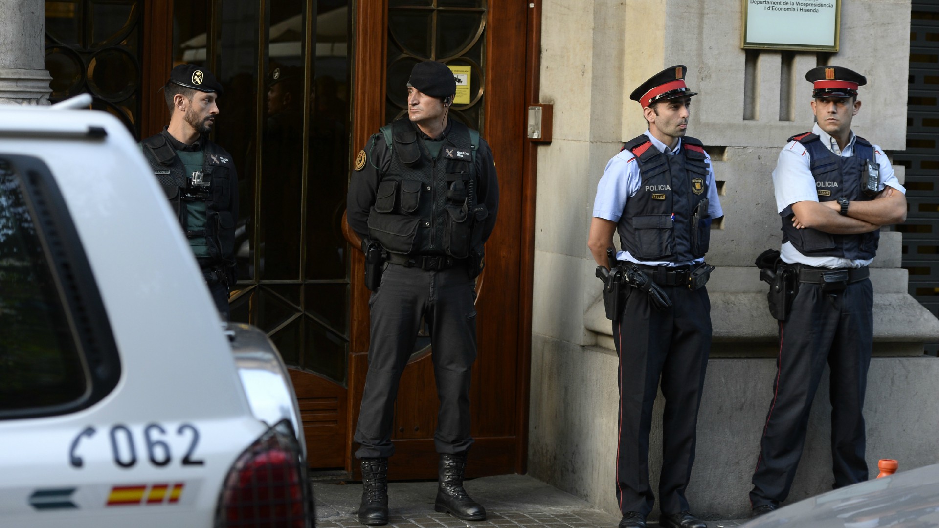 La Guardia Civil detiene a varios altos cargos de la Generalitat y confisca millones de papeletas