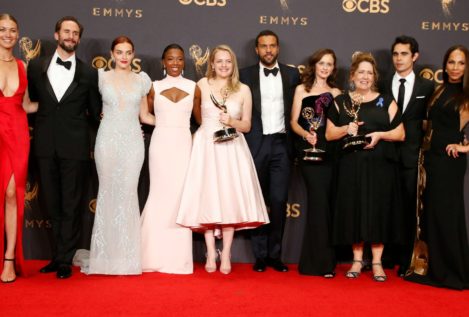 La oscura distopía de 'El cuento de la criada' corona unos Emmy muy políticos