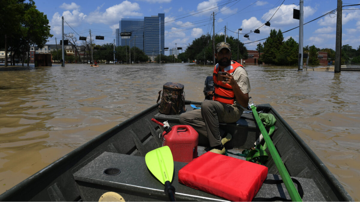 Las inundaciones ceden pero persiste el riesgo de polución química en Texas