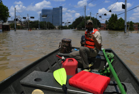 Las inundaciones ceden pero persiste el riesgo de polución química en Texas