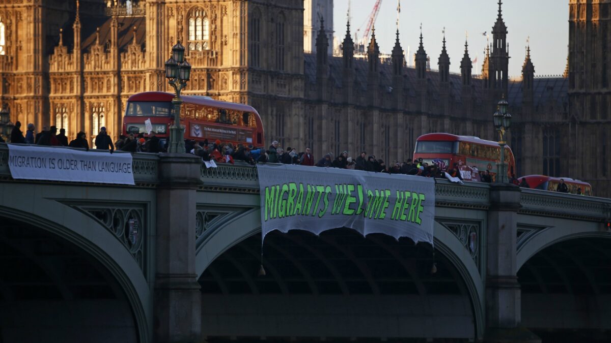 Los bancos británicos bloquearán las cuentas de los inmigrantes ilegales