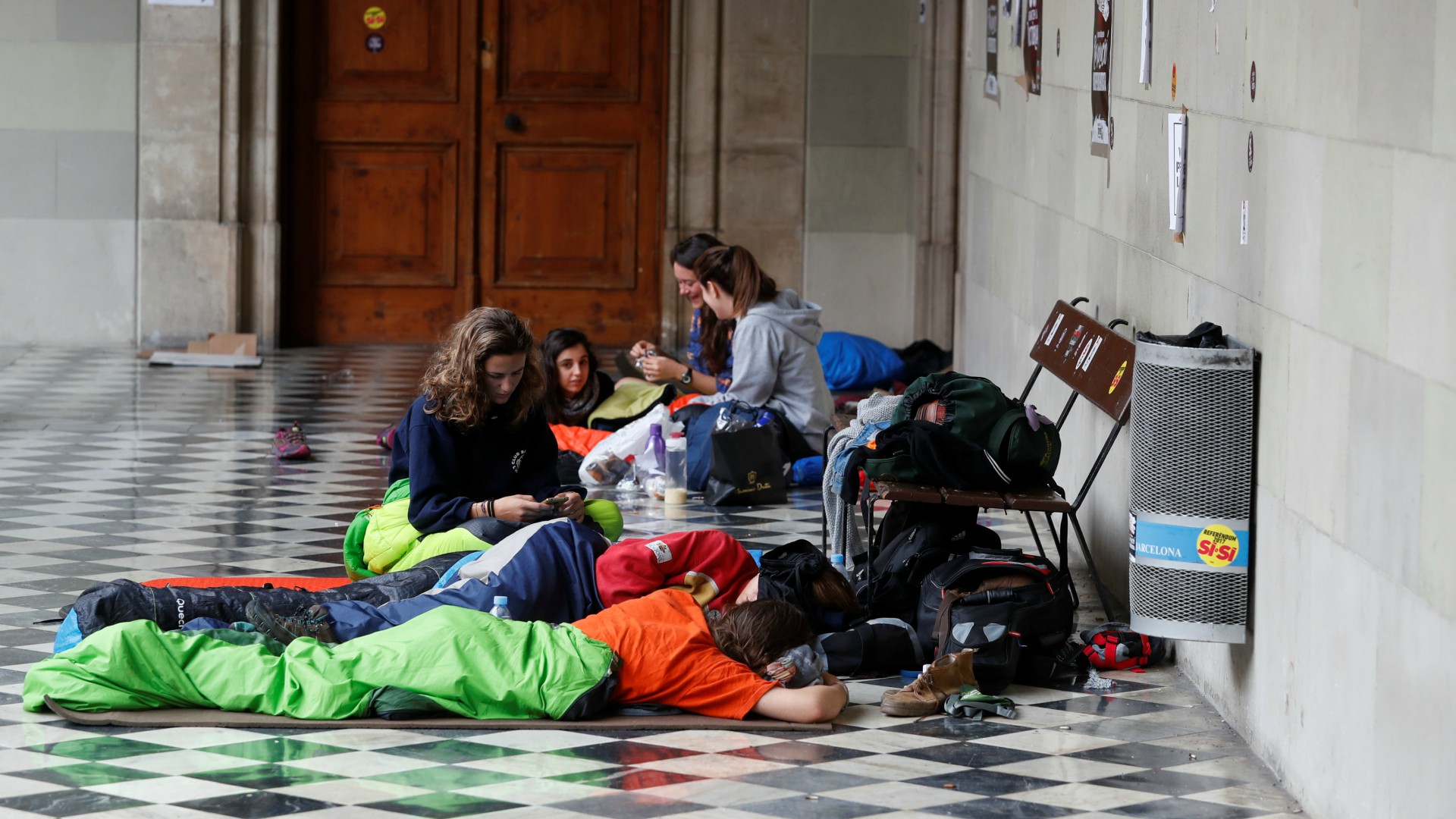 Los colegios catalanes organizan actividades lúdicas pese a la amenaza de cierre por parte de los Mossos