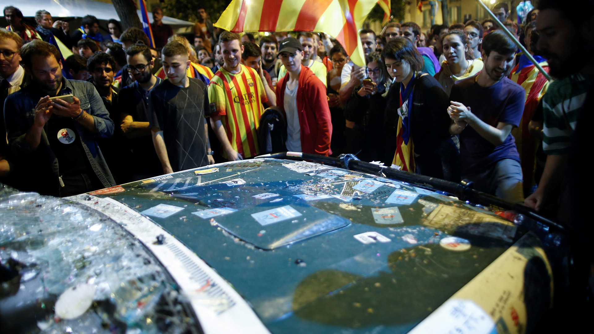 Los manifestantes independentistas roban material antidisturbios a la Guardia Civil en Barcelona