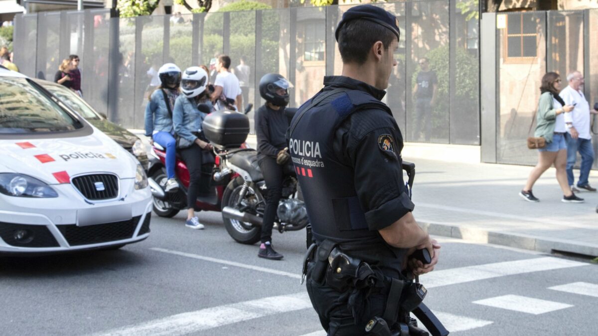 Los Mossos acuden a identificar a los responsables de los colegios electorales del referéndum