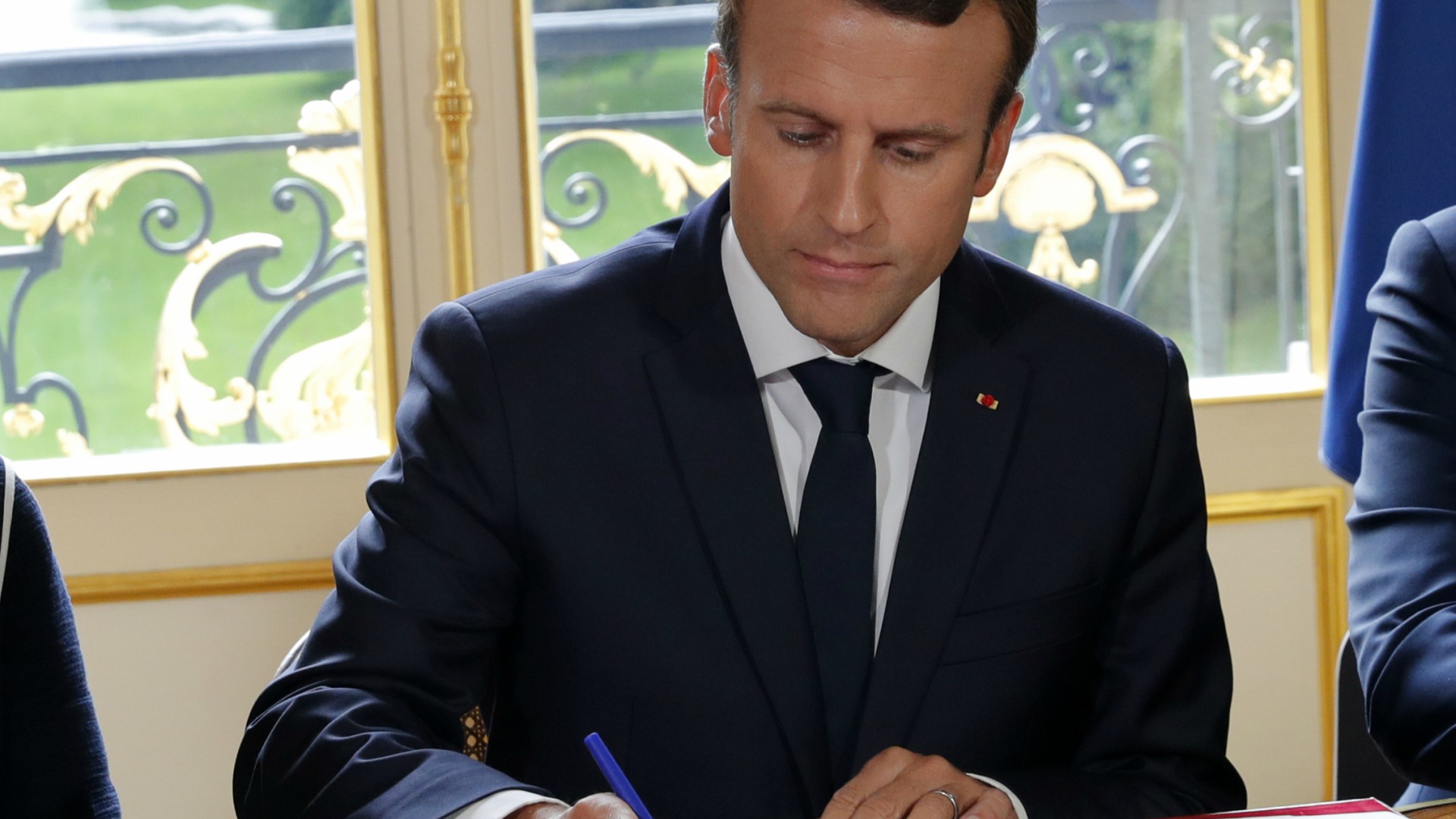 Macron adopta la polémica y contestada reforma laboral francesa