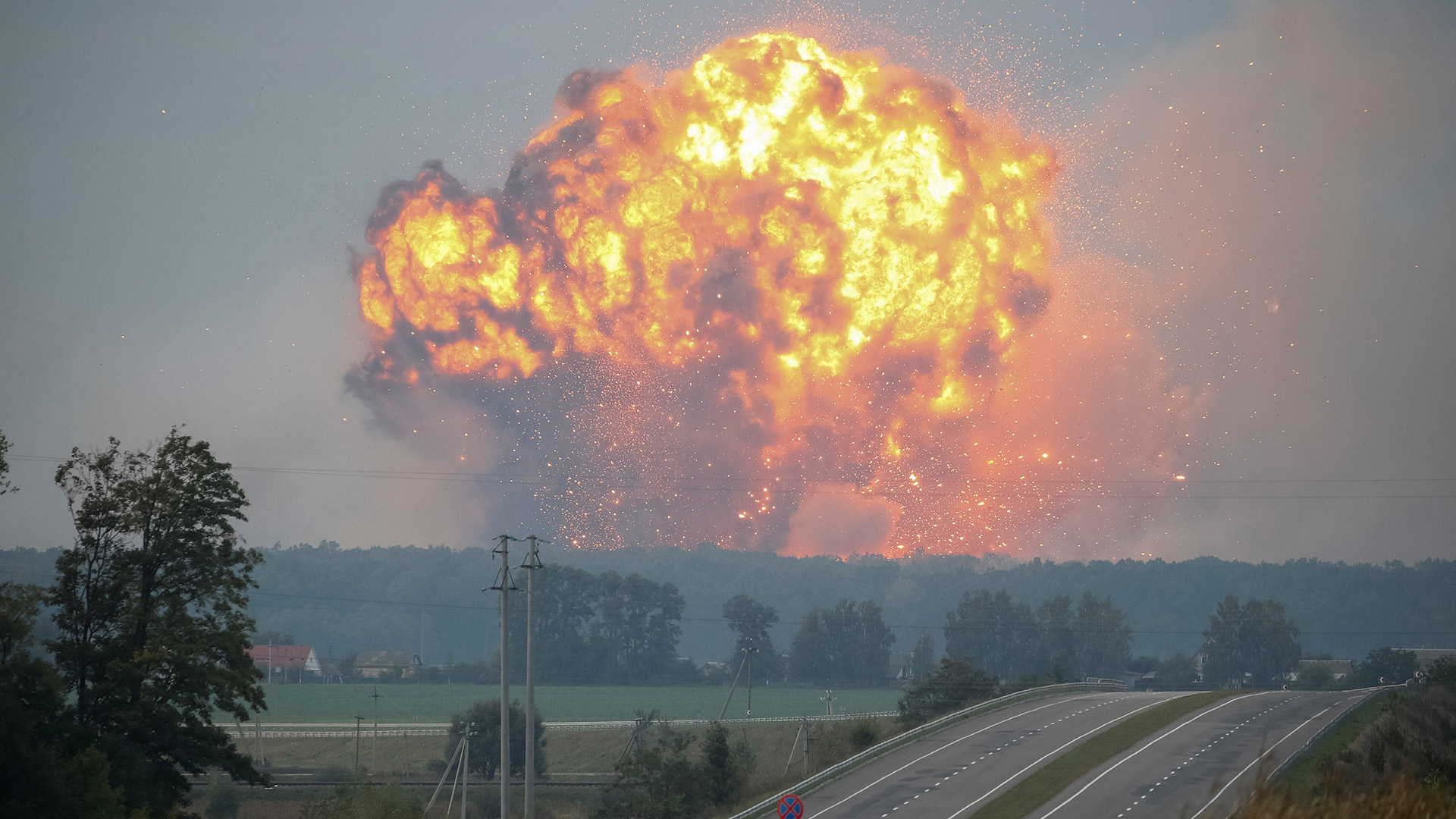 Miles de evacuados tras una explosión en un almacén de municiones militar en Ucrania