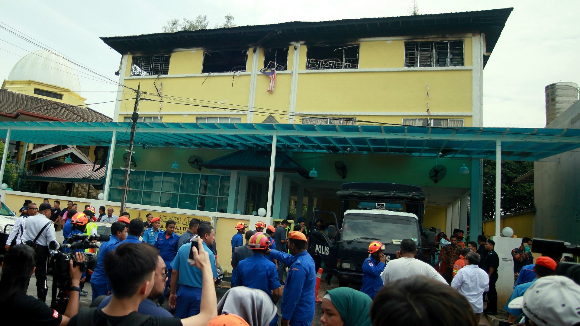 Mueren al menos 23 estudiantes al incendiarse una escuela en Kuala Lumpur