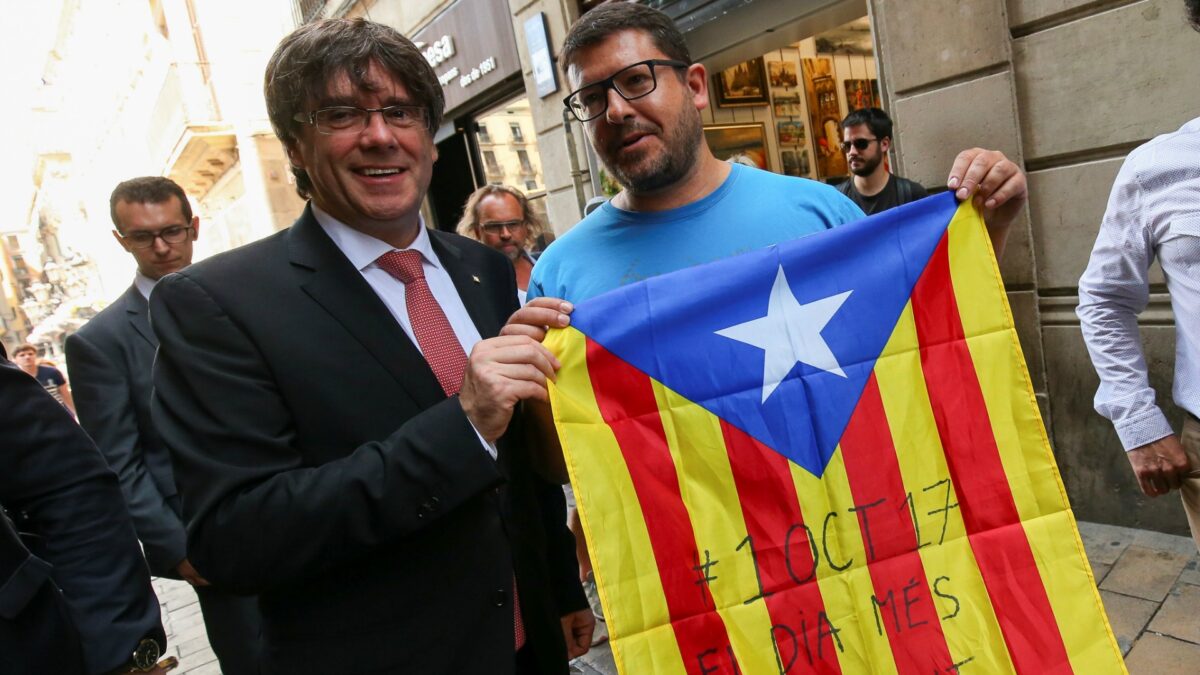 Puigdemont presenta la Hacienda catalana para la independencia