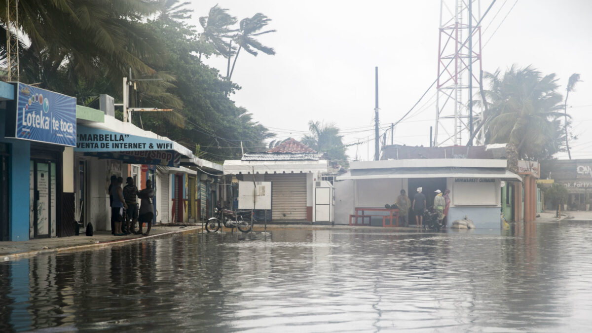 Aumenta a 15 los muertos en Dominica tras el paso de María