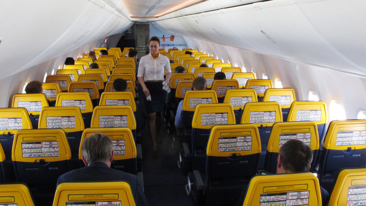 Ryanair cobrará cinco euros a los pasajeros que quieran subir la maleta de mano a cabina