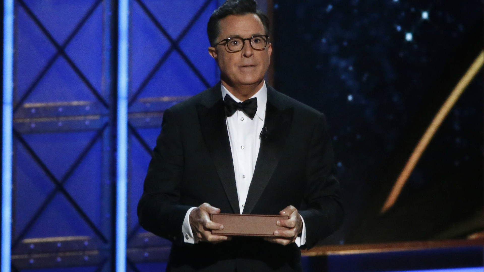 Stephen Colbert inicia una campaña de fotos vergonzosas de la adolescencia para ayudar a las víctimas de María