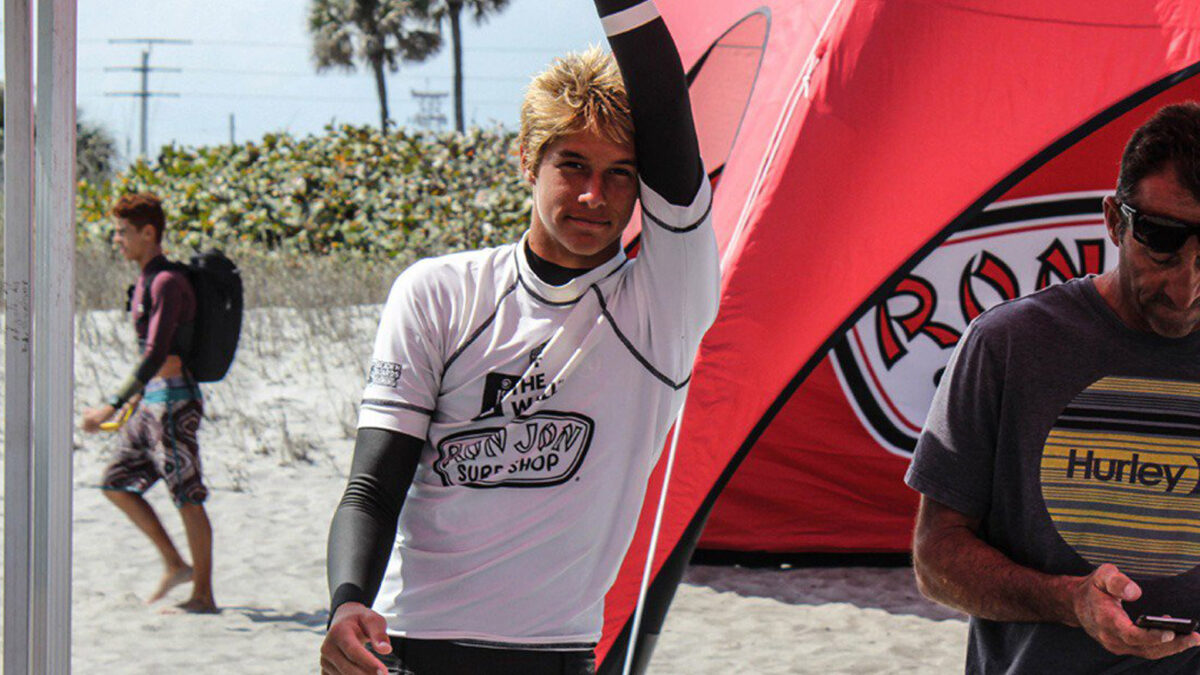 Un joven promesa del surf muere por el oleaje provocado por Irma