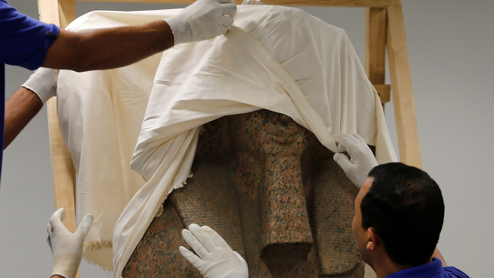Un grupo de arqueólogos descubre tumbas de casi 2.000 años en Egipto