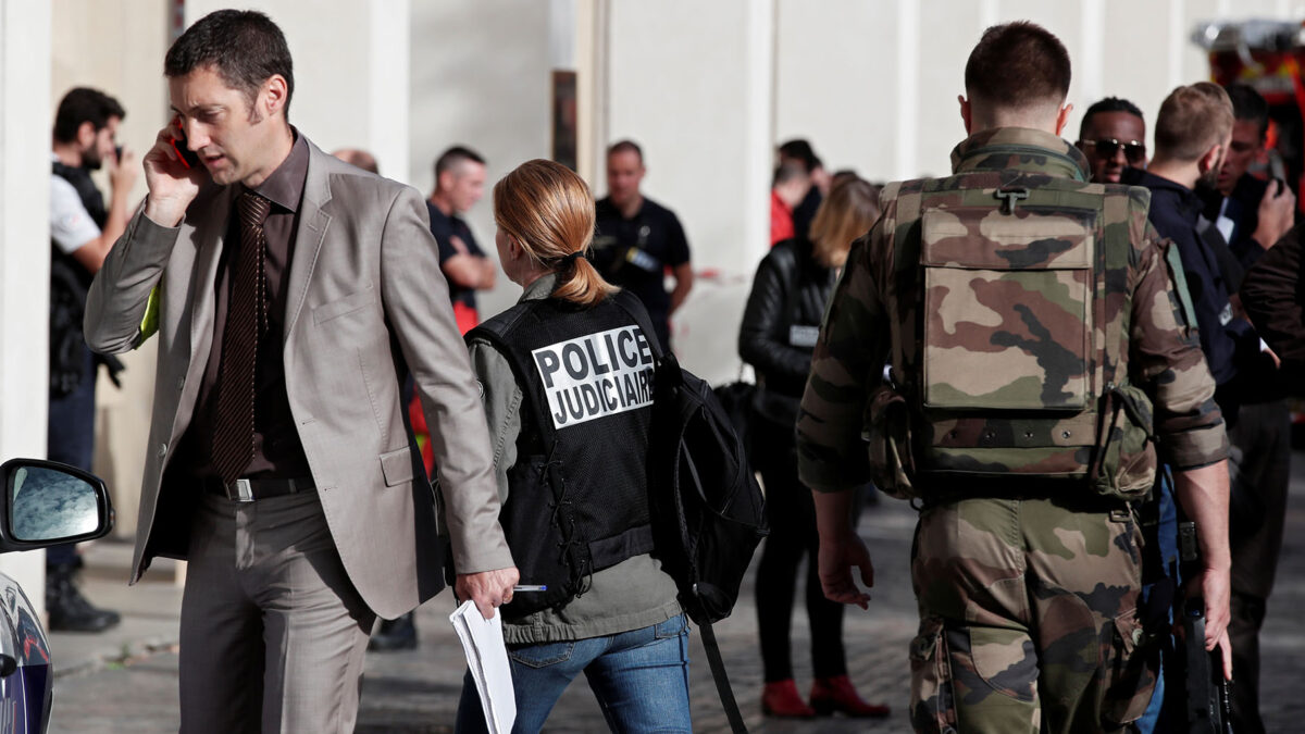 Un hombre armado con un cuchillo ataca a un militar en París