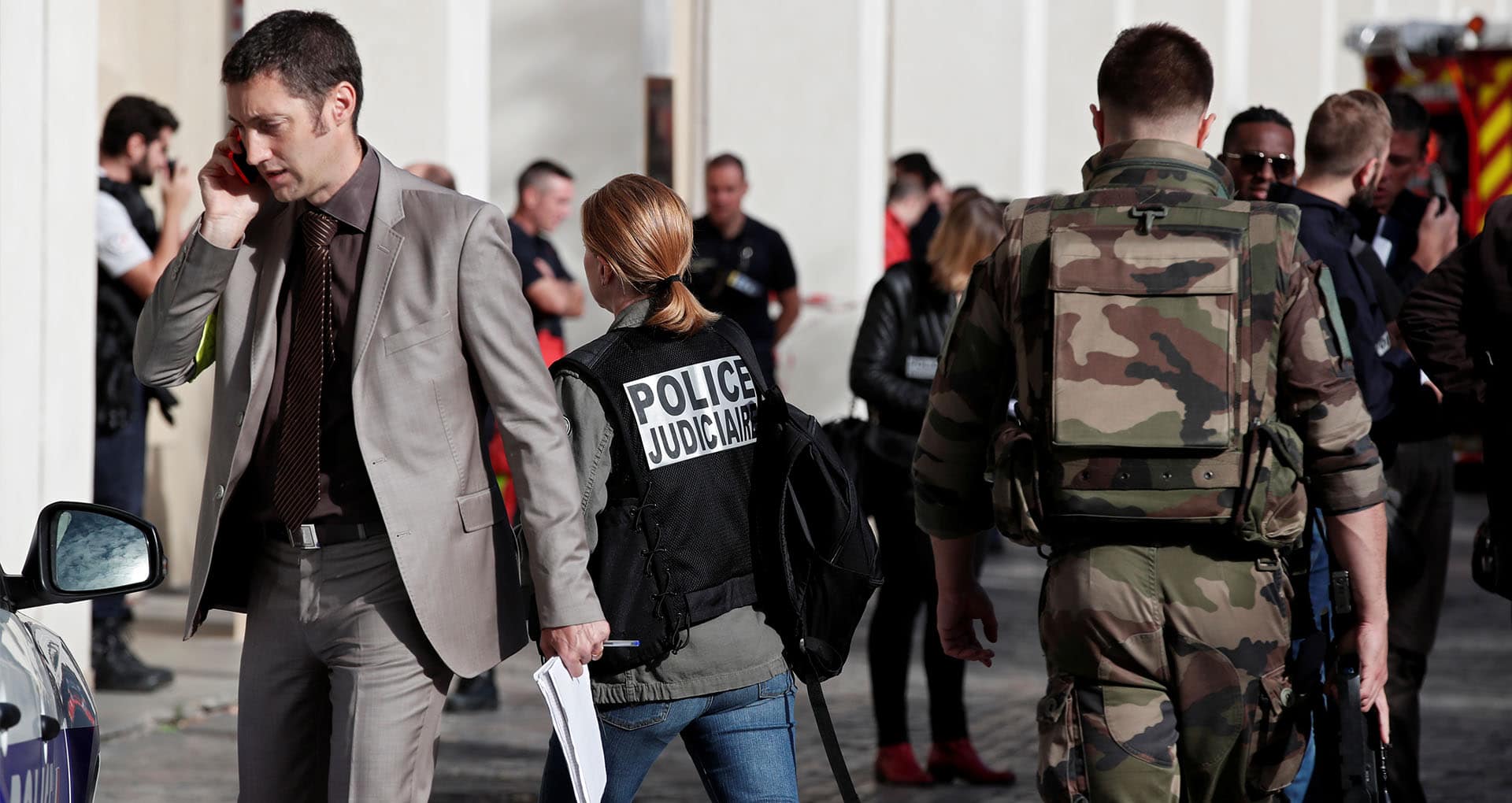 Un hombre armado con un cuchillo ataca a un militar en París