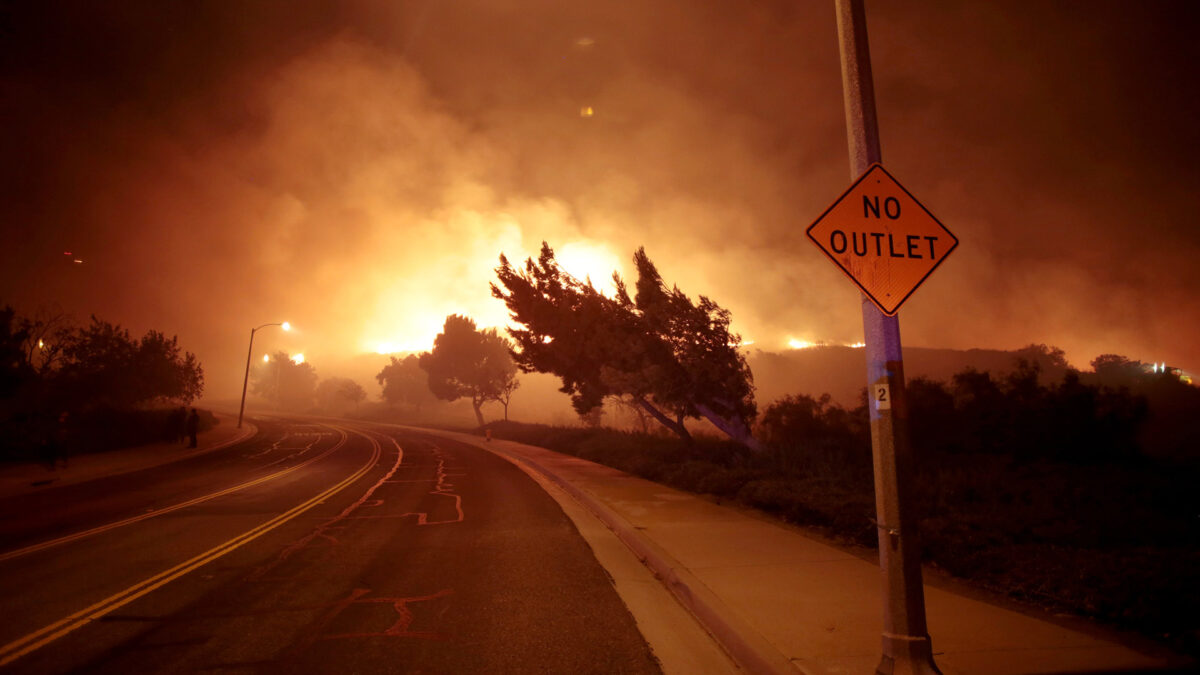 Un incendio en California obliga a evacuar a más de mil personas