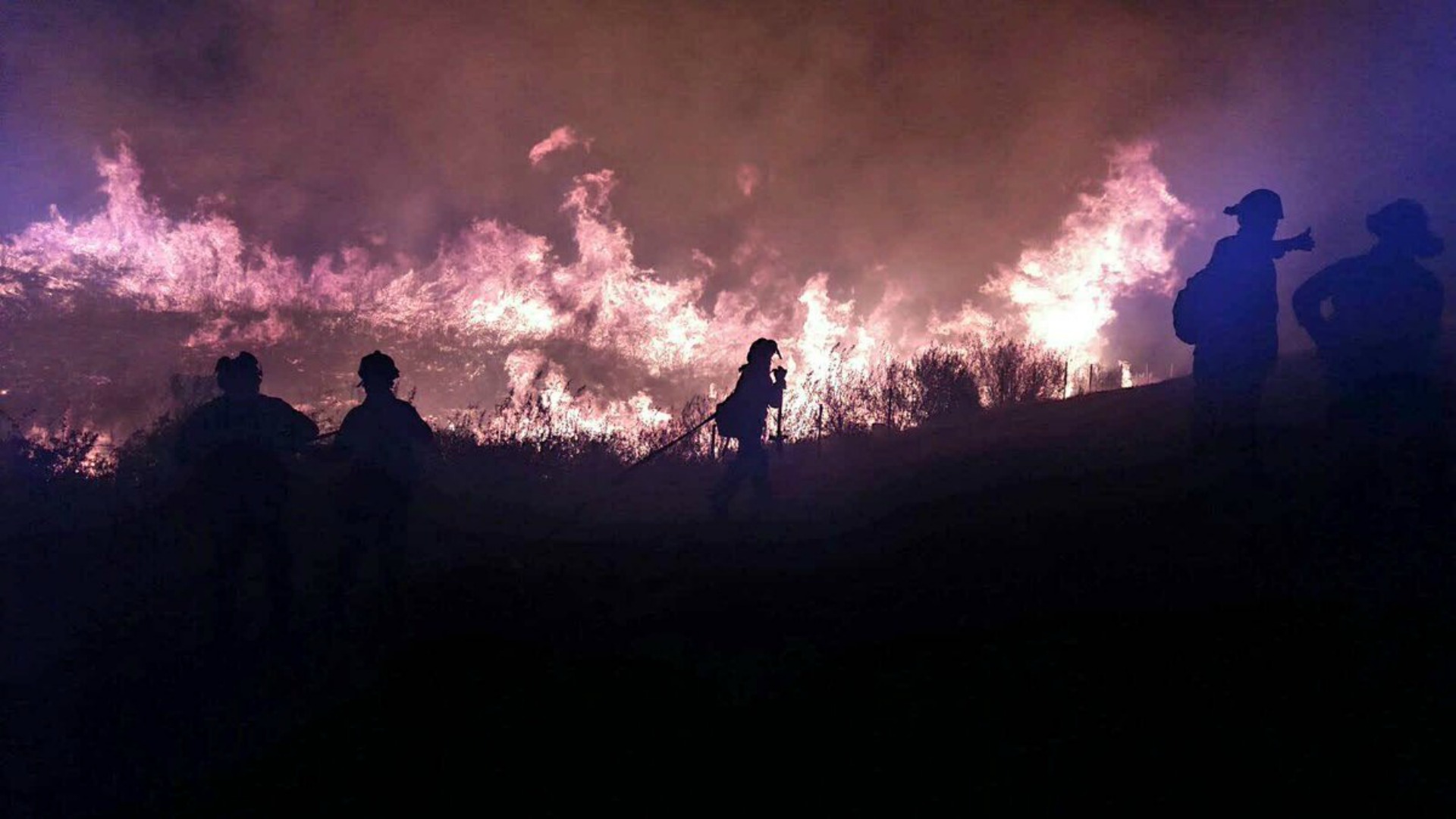 Un incendio en la provincia de Huelva obliga a desalojar a más de 400 personas
