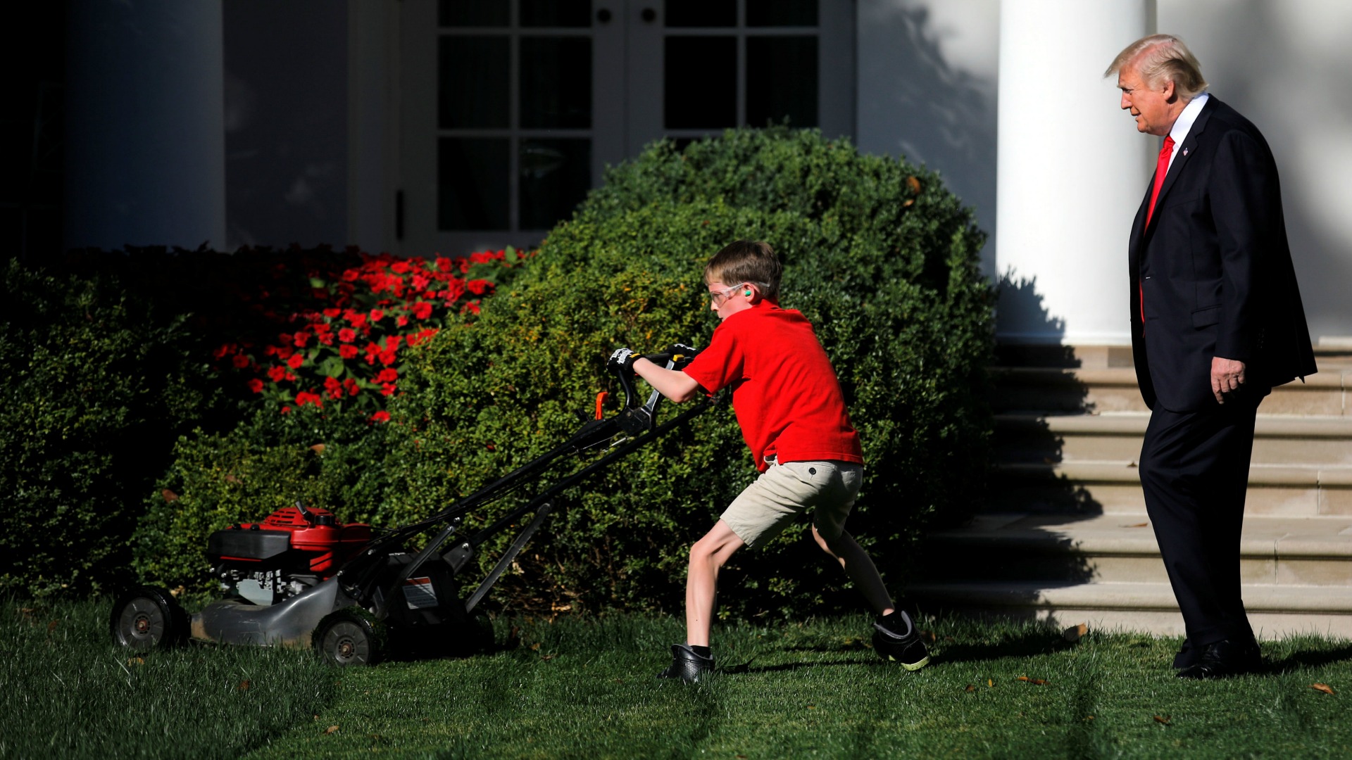 Un niño de 11 años recibe la felicitación de Trump por cortar el césped de la Casa Blanca