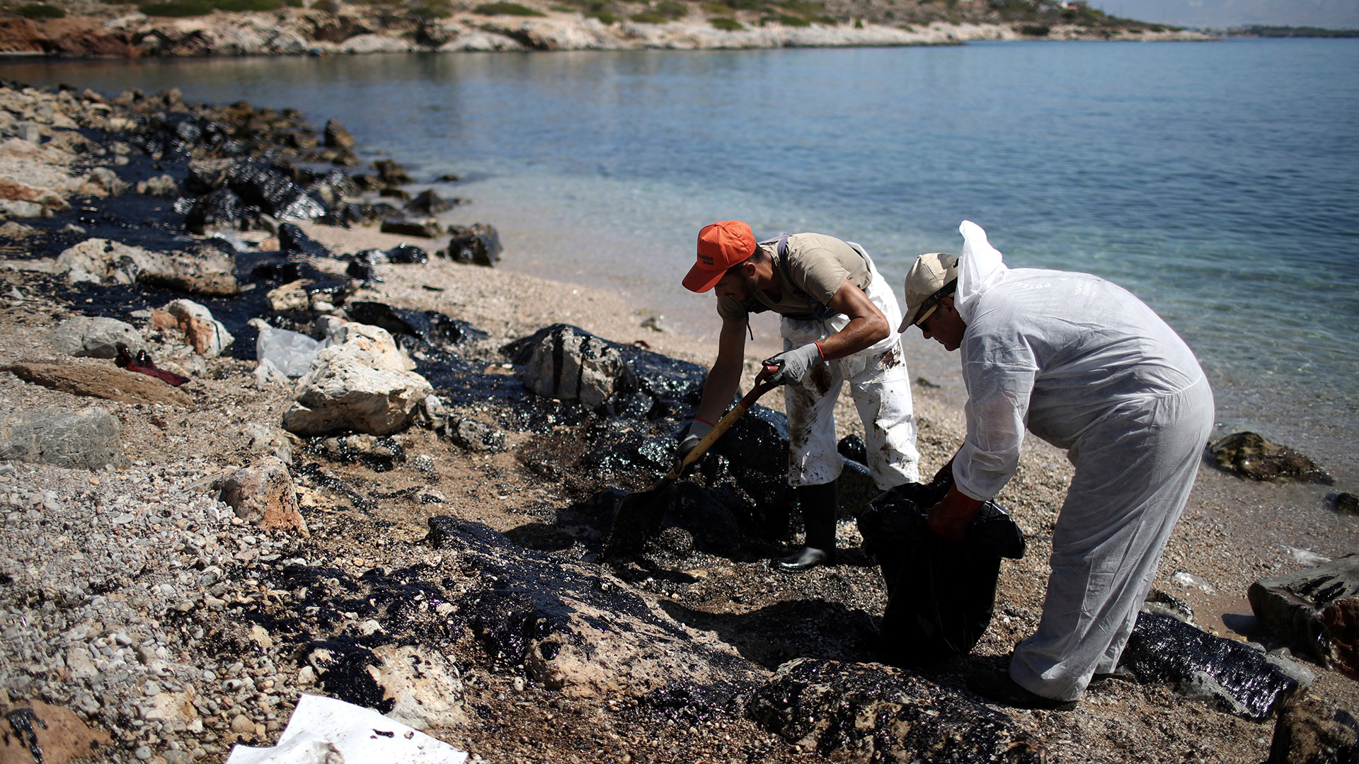 Un petrolero hundido obliga a cerrar varias playas de Atenas