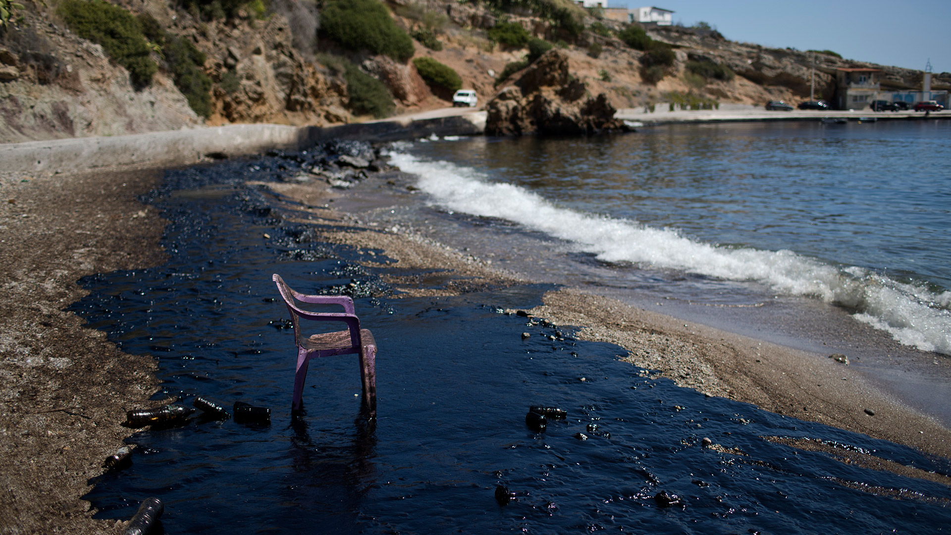 Un petrolero hundido obliga a cerrar varias playas de Atenas 2