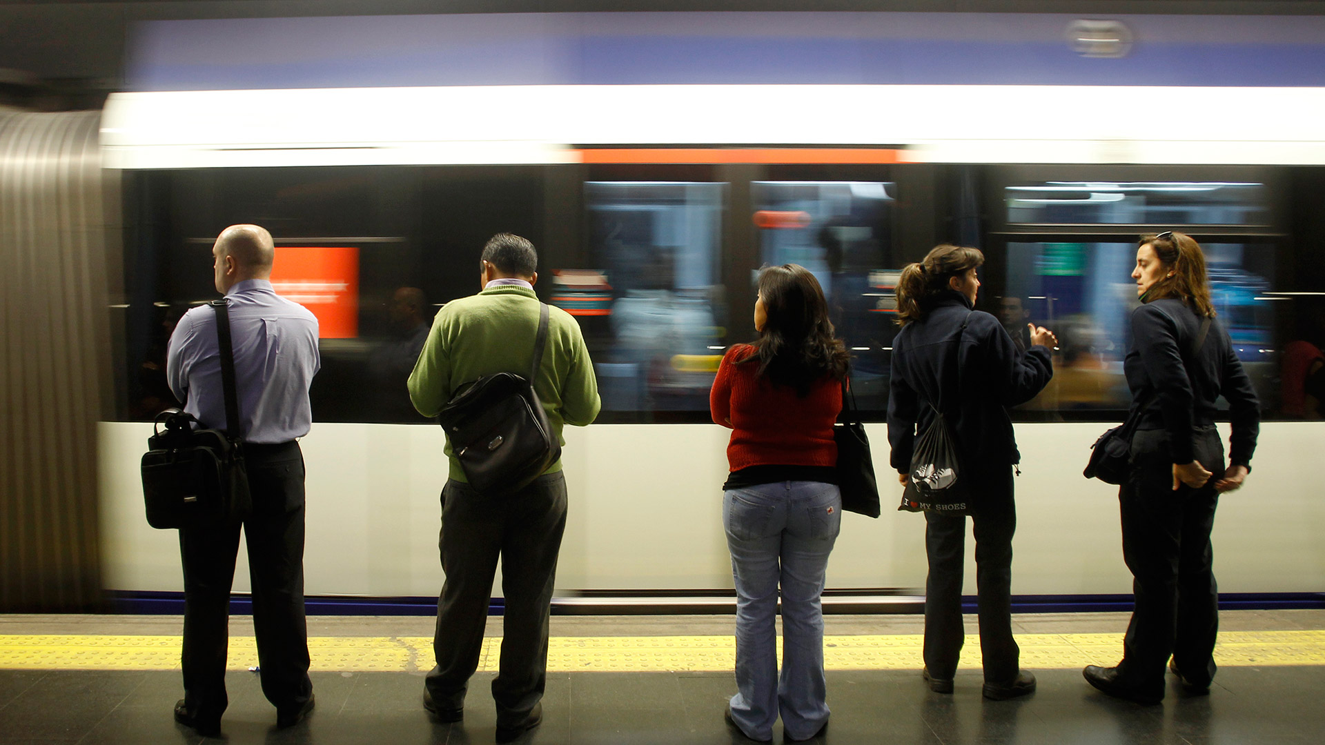 Varios pasajeros expulsan del metro de Madrid a un hombre que intentó agredir a una pareja magrebí