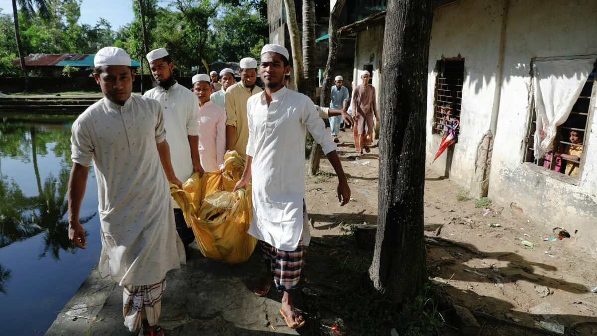 Al menos 12 muertos y numerosos desaparecidos en el naufragio de un barco con refugiados rohingyas