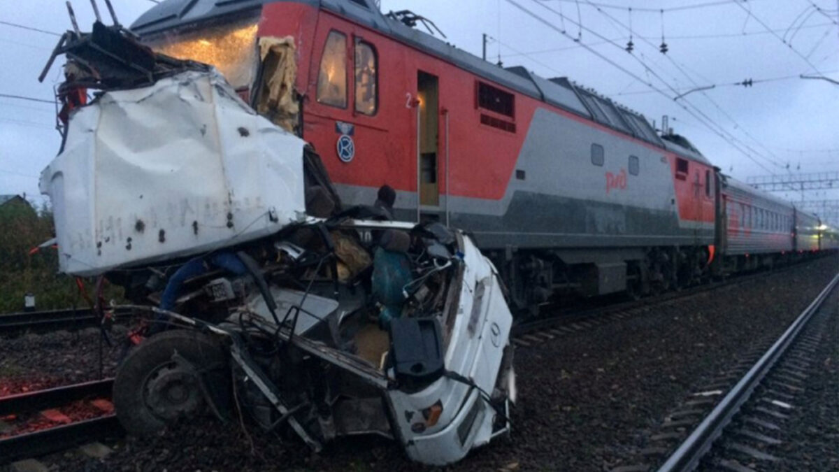 Al menos 19 muertos al ser arrollado un autobús por un tren en Rusia