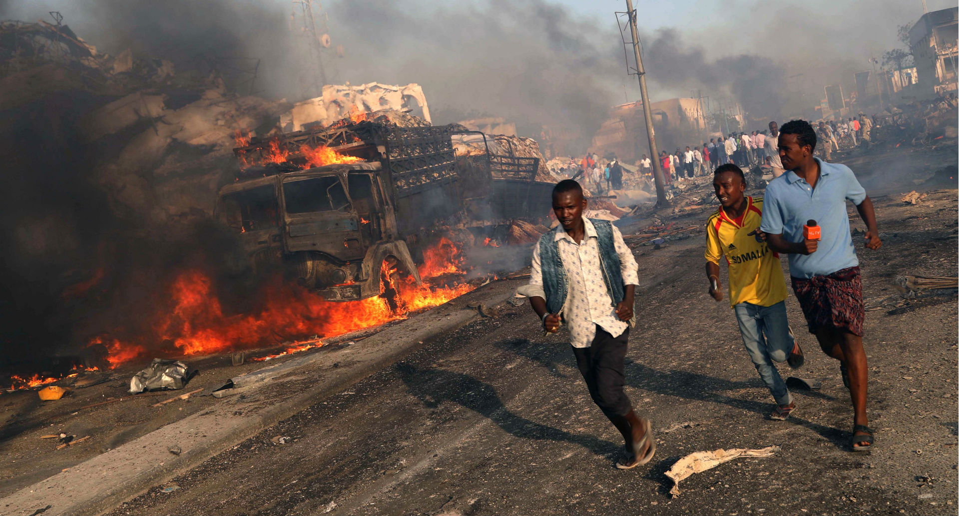 Al menos 20 muertos en un atentado con camión bomba en Somalia 1