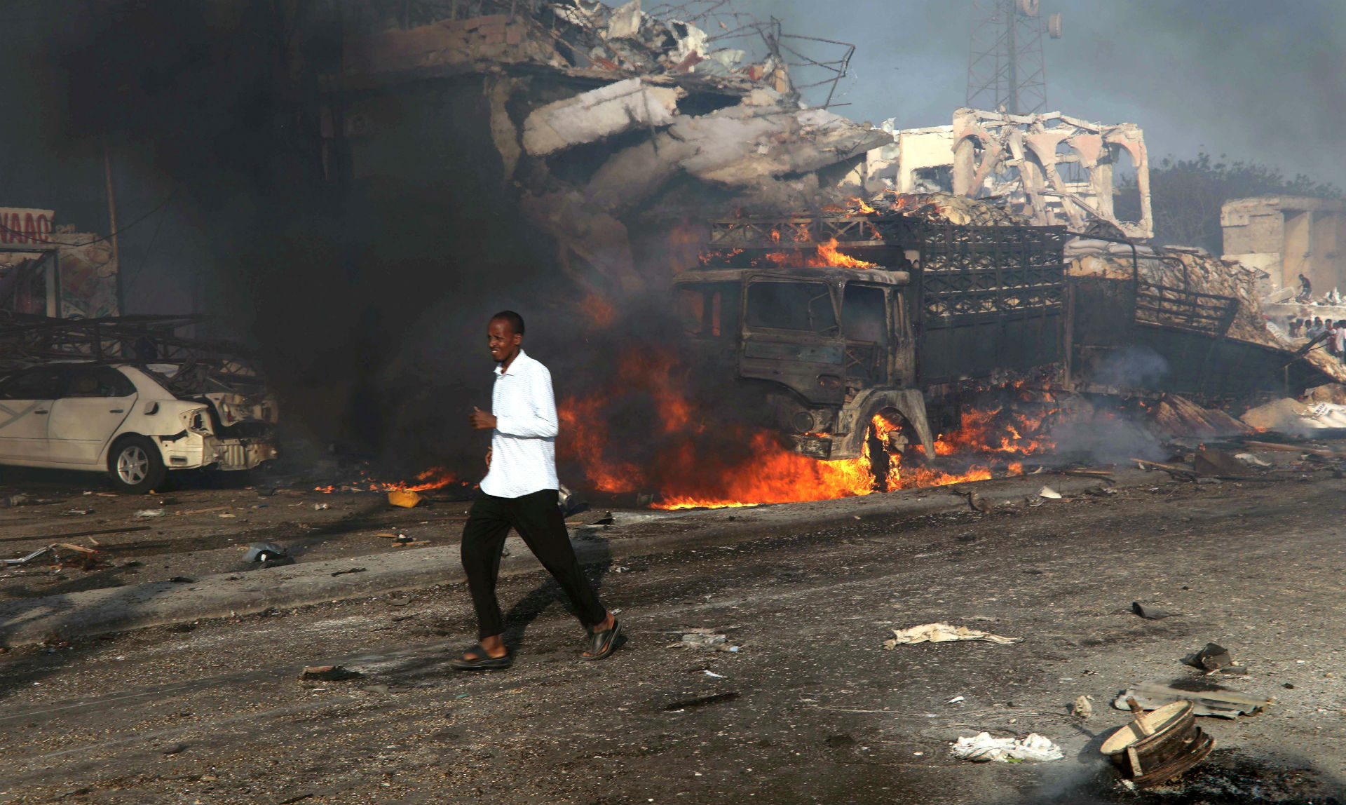 Al menos 20 muertos en un atentado con camión bomba en Somalia 2