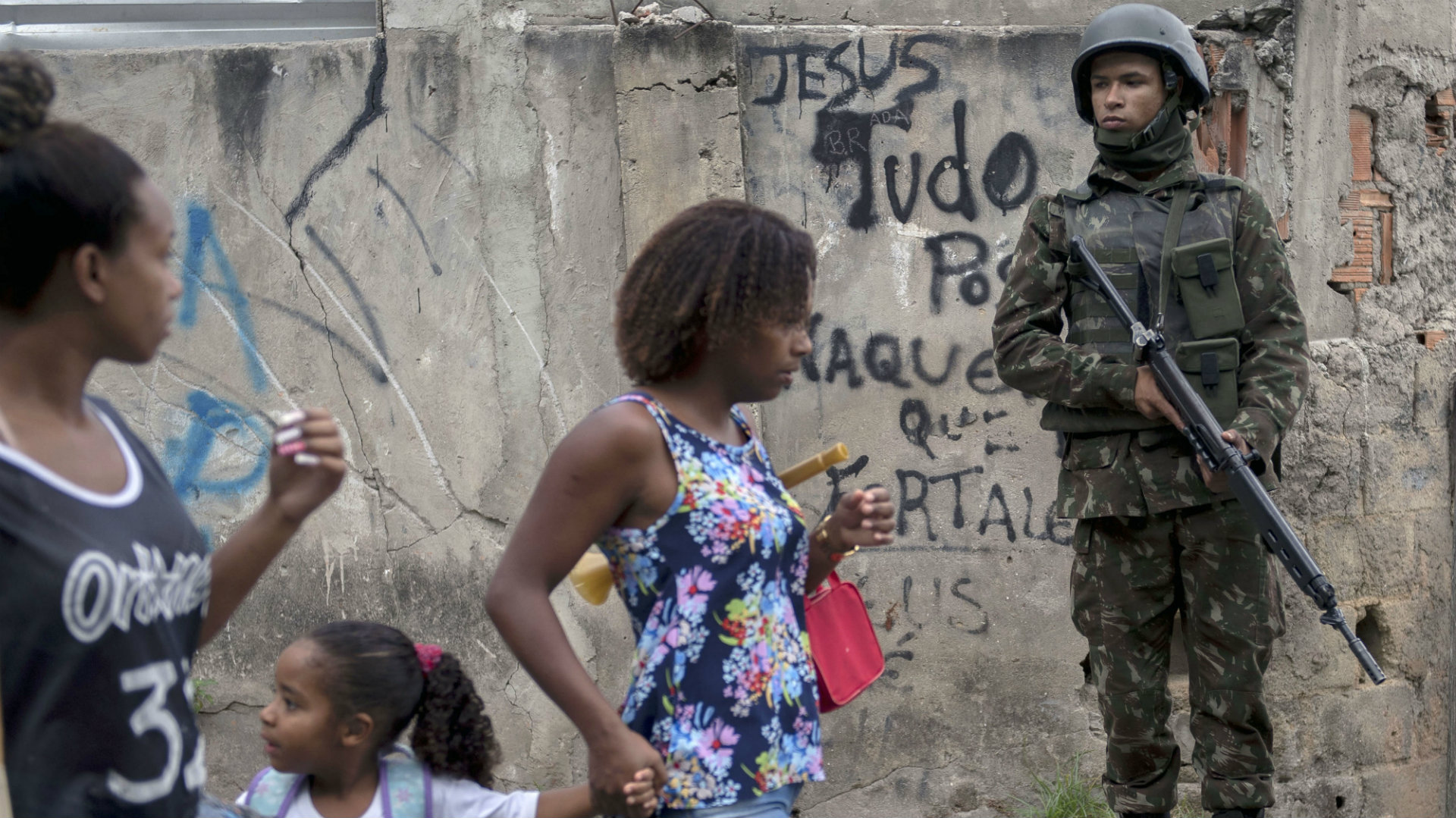 Al menos 20 narcotraficantes presos deja operación militar en Río de Janeiro