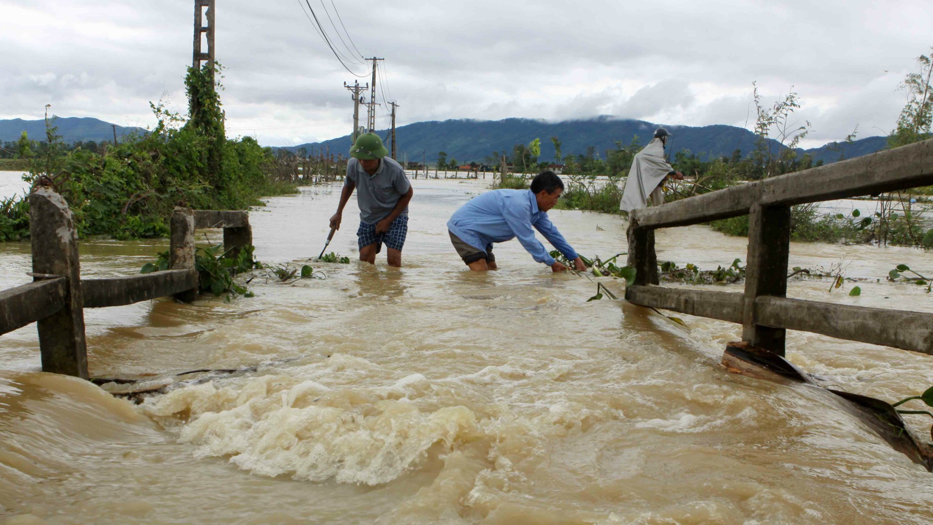 Al menos 37 muertos en Vietnam por inundaciones y avalanchas de tierra