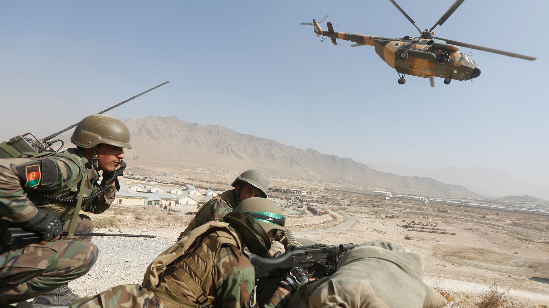 Al menos 43 muertos en un ataque talibán contra una base militar en Afganistán