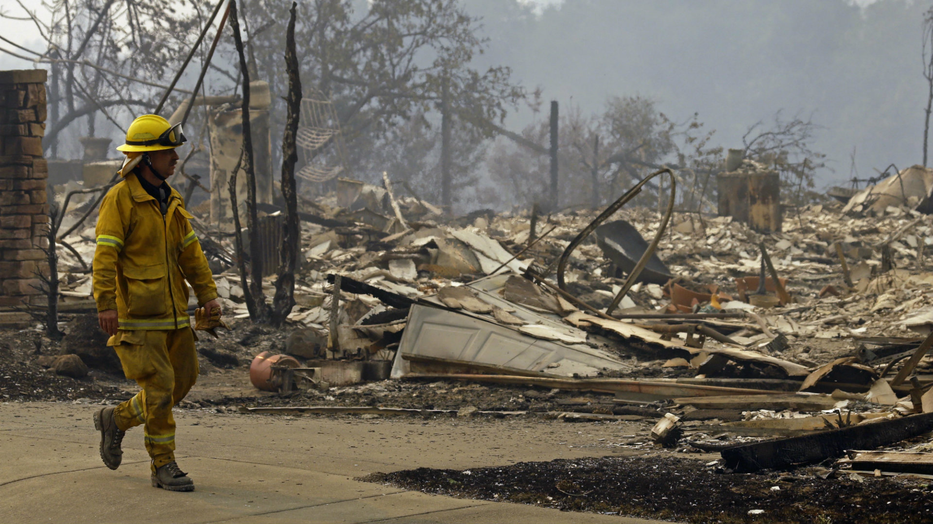 Al menos diez muertos por devastadores incendios en California