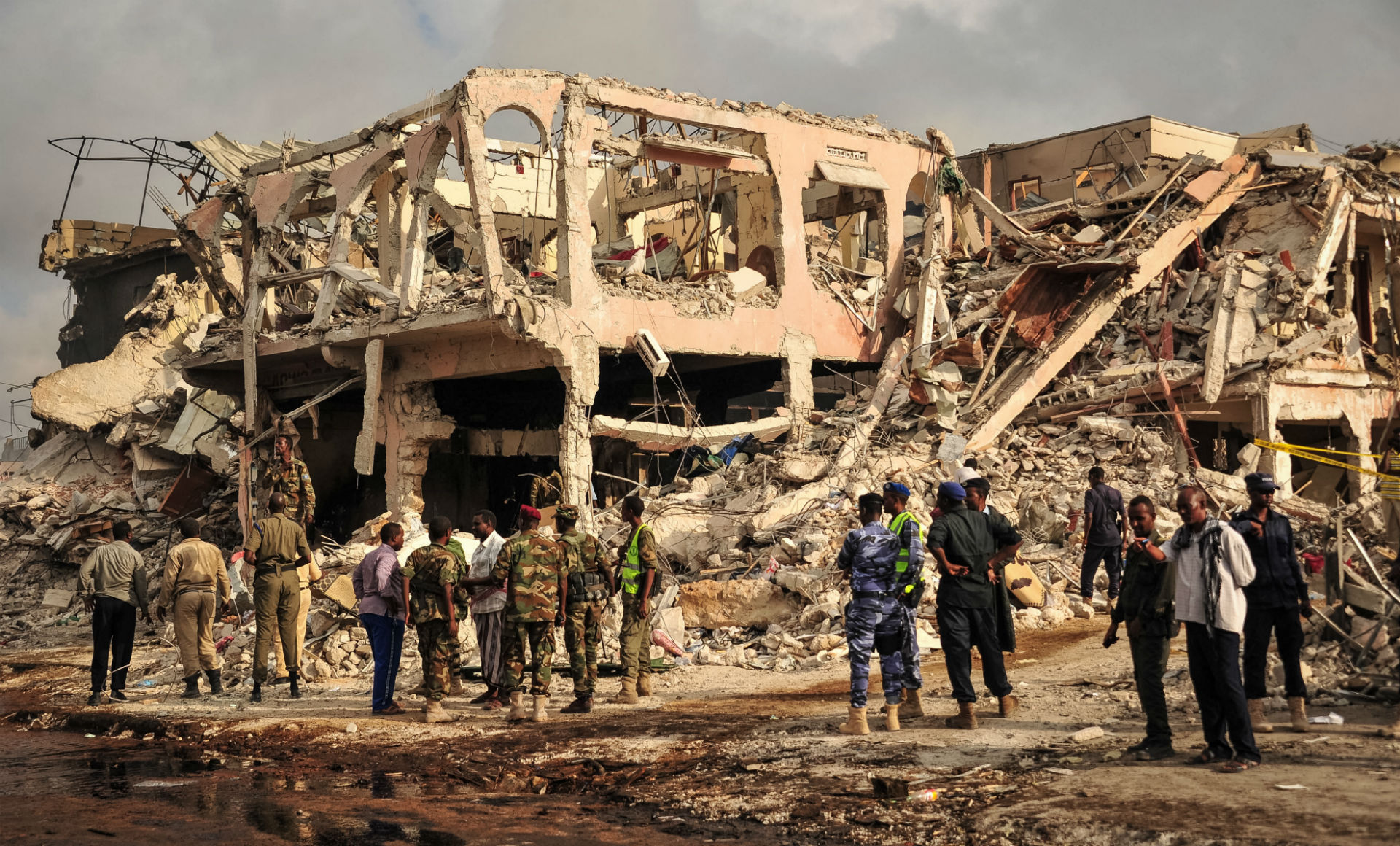 Aumentan a 215 el número de fallecidos en el atentado con varios camiones bomba en Somalia 1