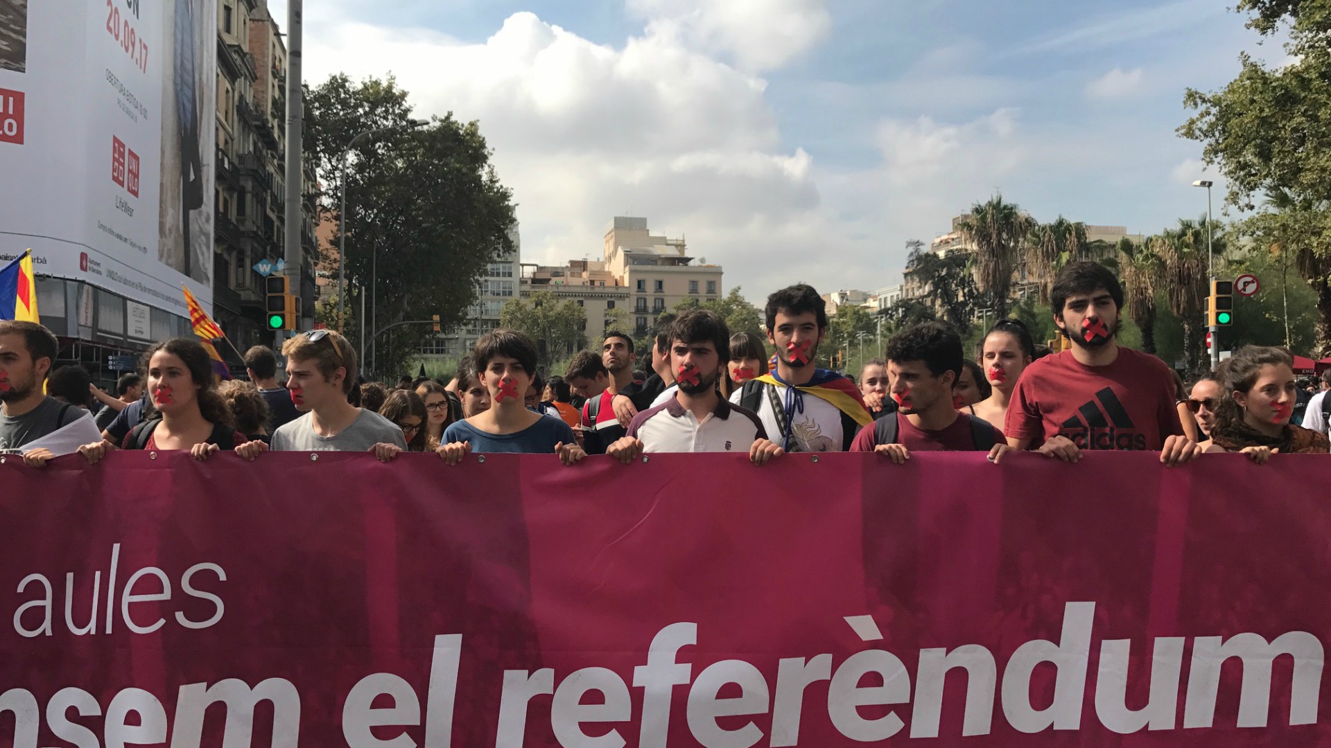 Barcelona sale a la calle al día siguiente del referéndum para denunciar la actuación de la policía