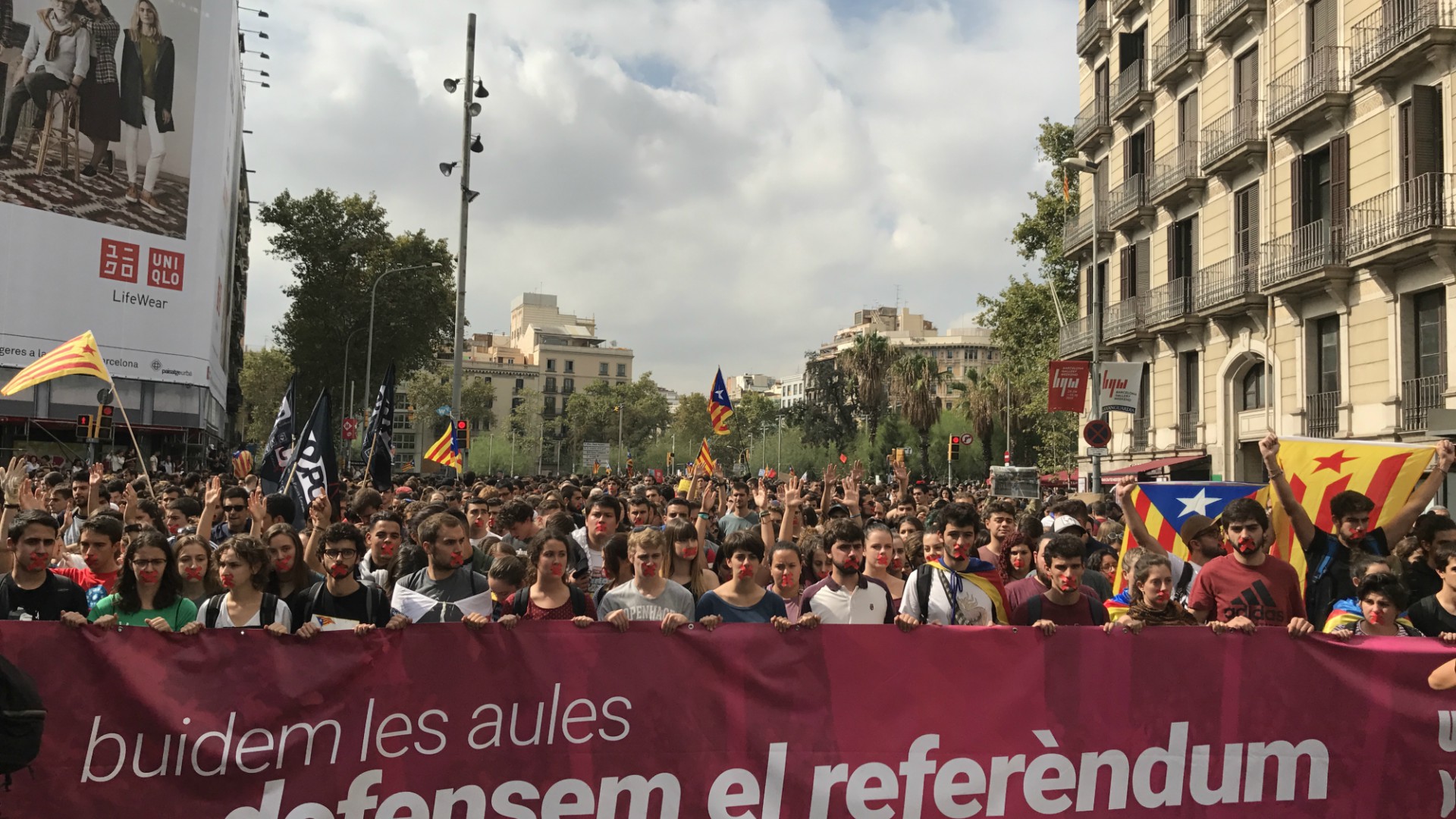 Barcelona sale a la calle al día siguiente del referéndum para denunciar la actuación de la policía 4
