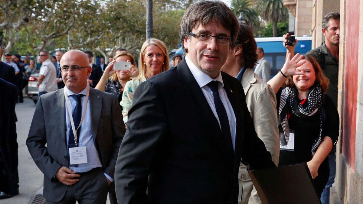 Se retrasa una hora el pleno del Parlament a petición de Puigdemont