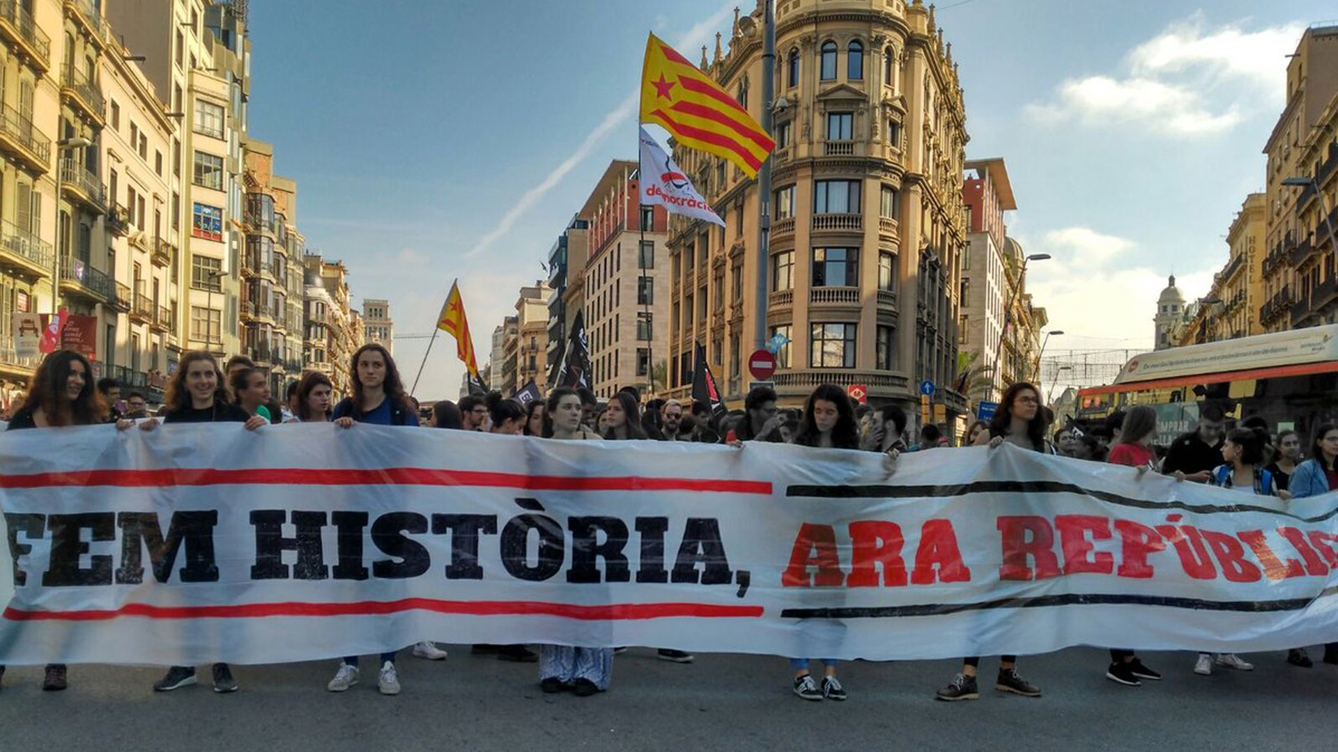 Los estudiantes salen a la calle en Barcelona en protesta por el 155
