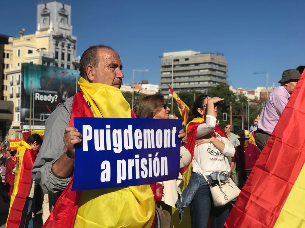Cientos de personas se manifiestan en Plaza Colón en contra de "la impunidad de los golpistas" de Cataluña