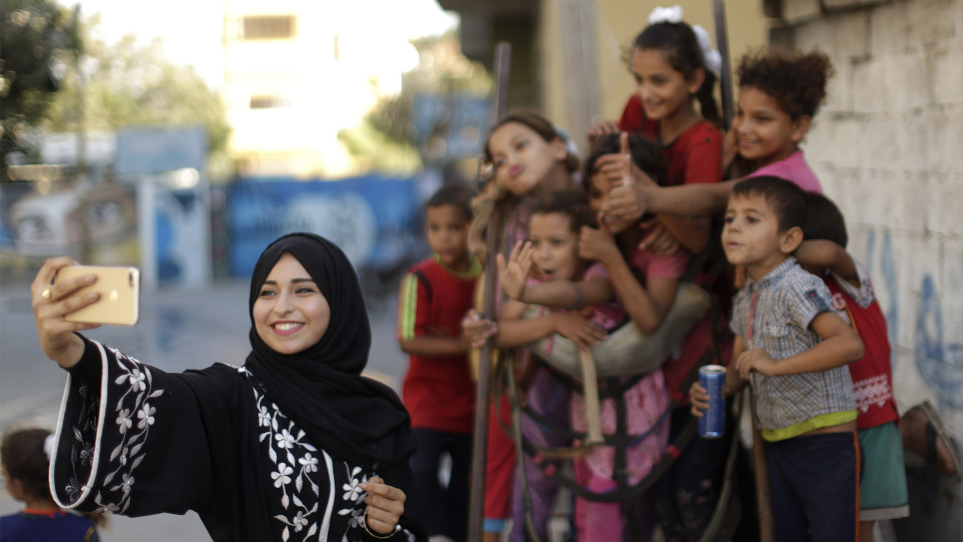 Dos mujeres palestinas muestran la otra cara de Gaza a través de Instagram