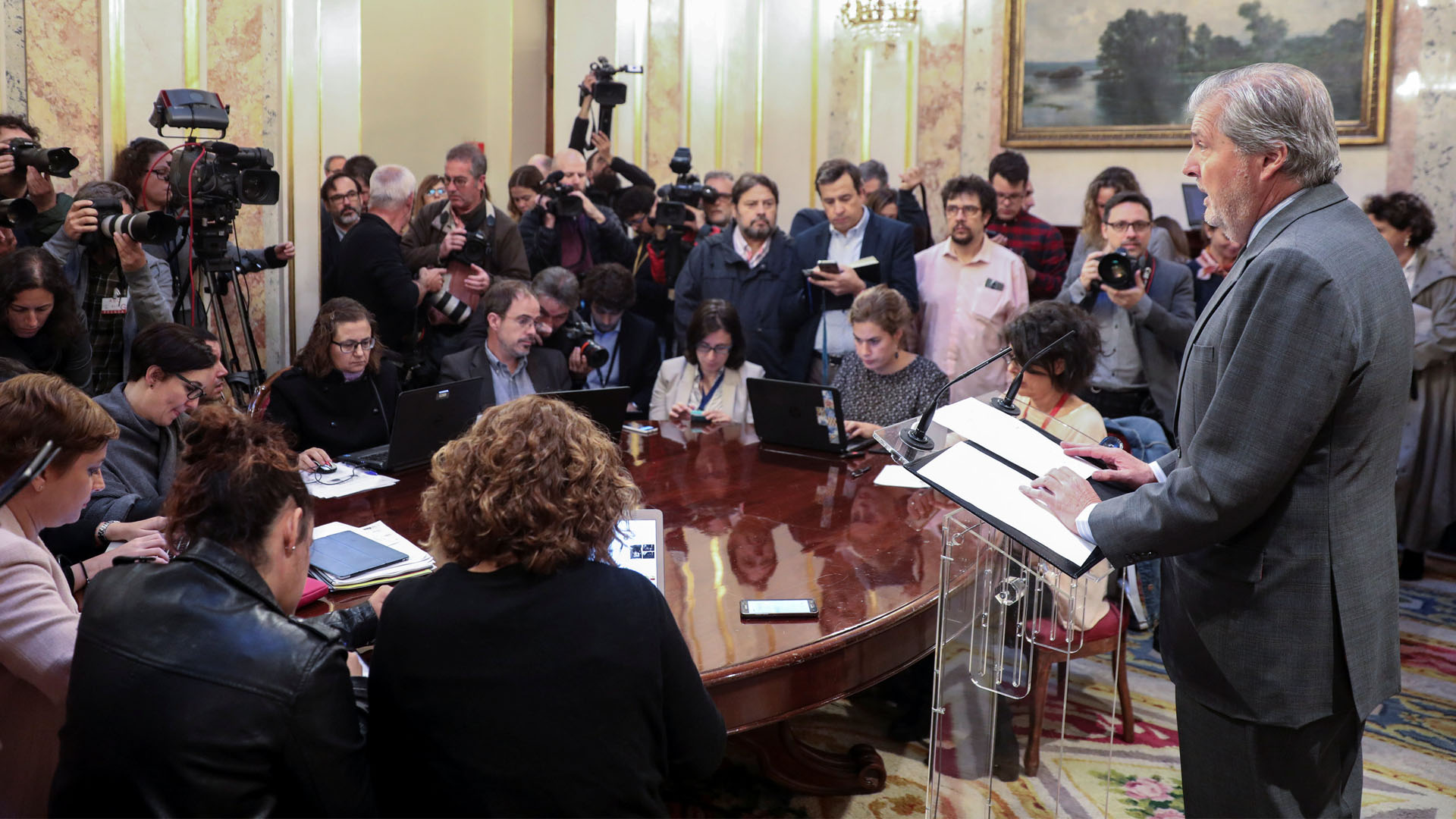 El Gobierno responde a Puigdemont con un Consejo de Ministros extraordinario para aplicar el 155