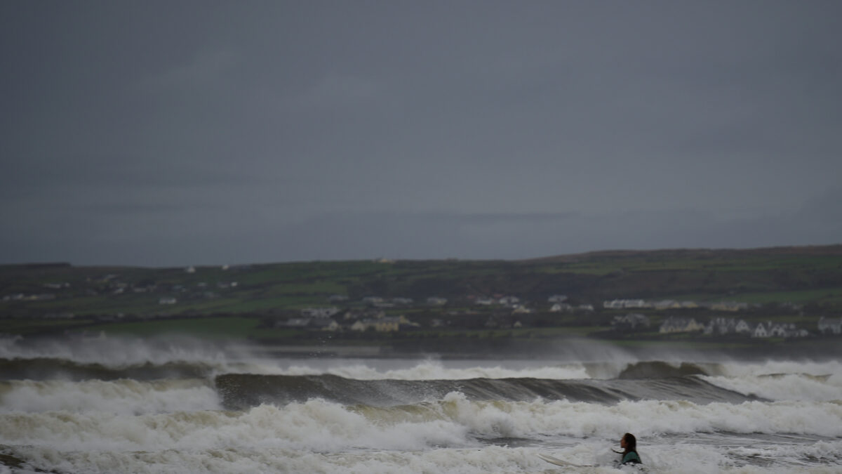 El paso de la tormenta Ofelia por Irlanda deja al menos tres muertos