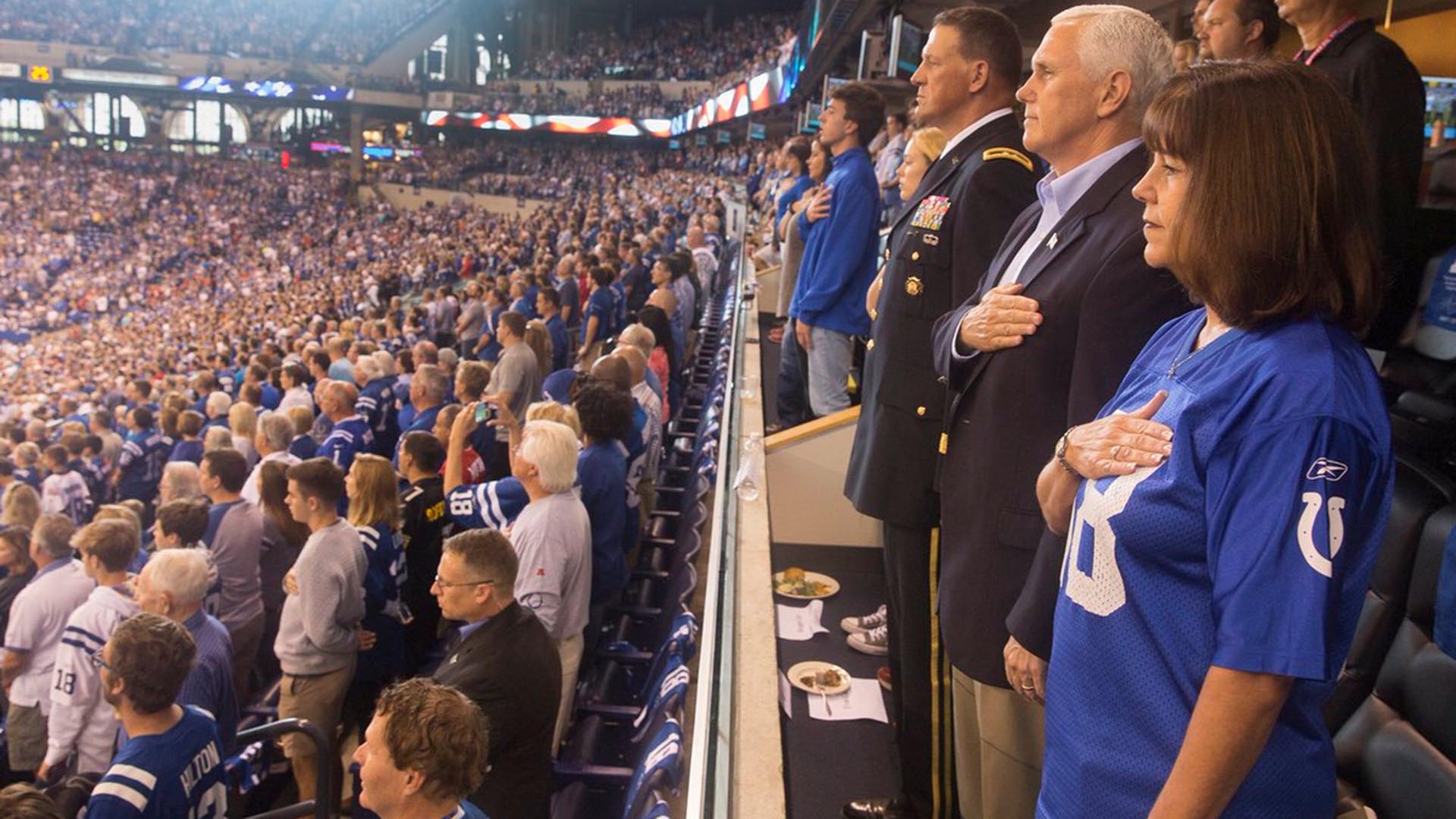 El vicepresidente Pence abandona un partido de la NFL tras las protestas de los jugadores