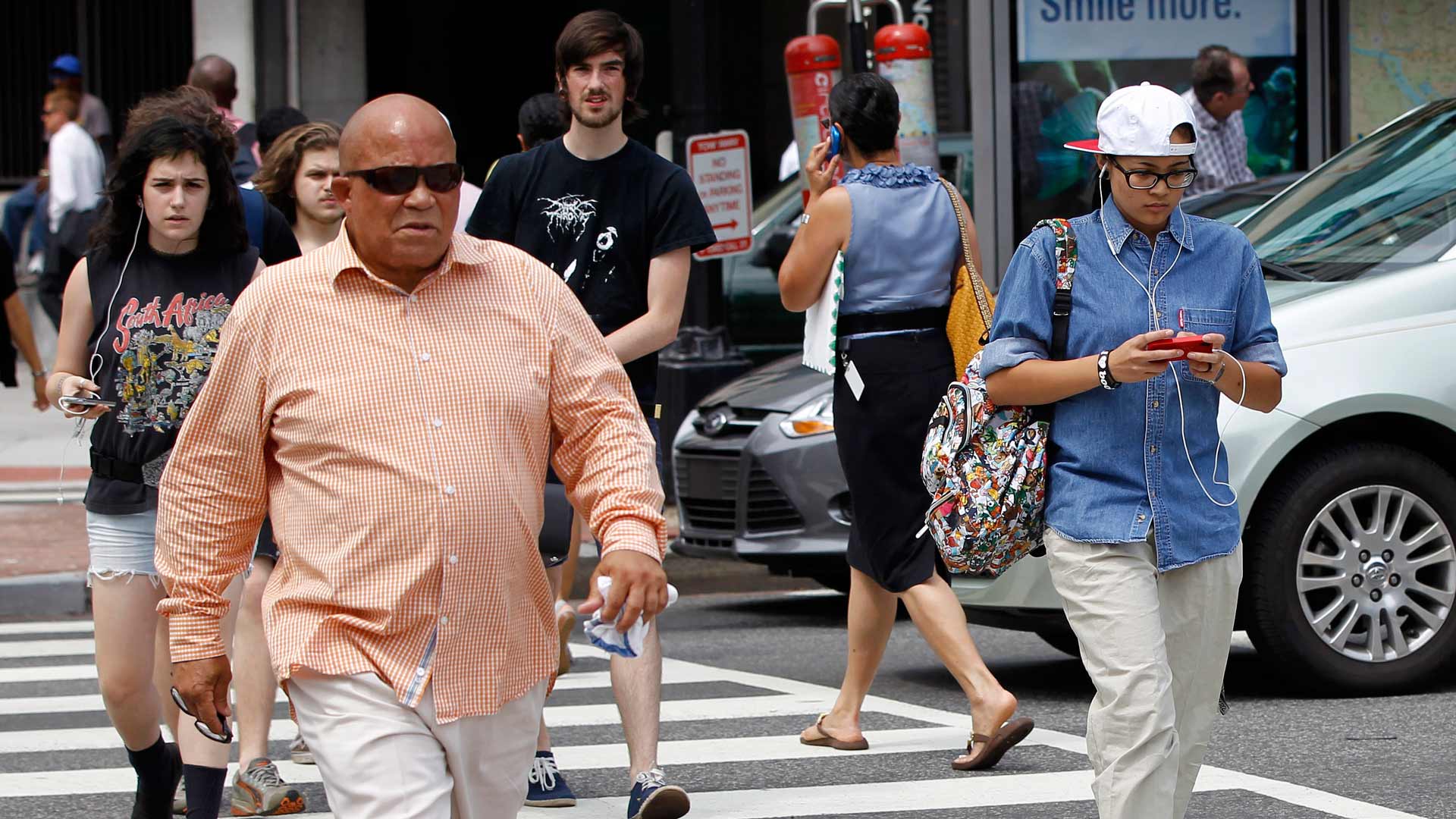 Honolulu multa a los peatones que utilicen el móvil mientras cruzan la calle