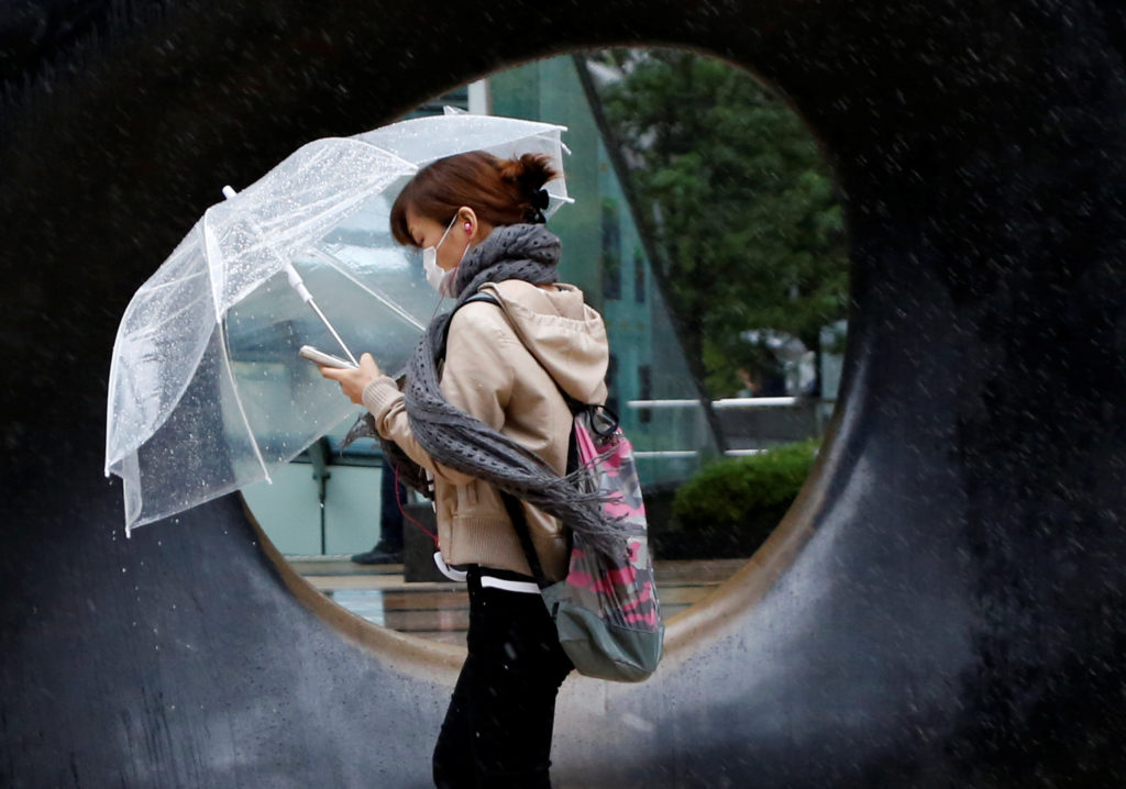 Japón vota en unos comicios con Abe como favorito y en medio de fuerte tifón 1