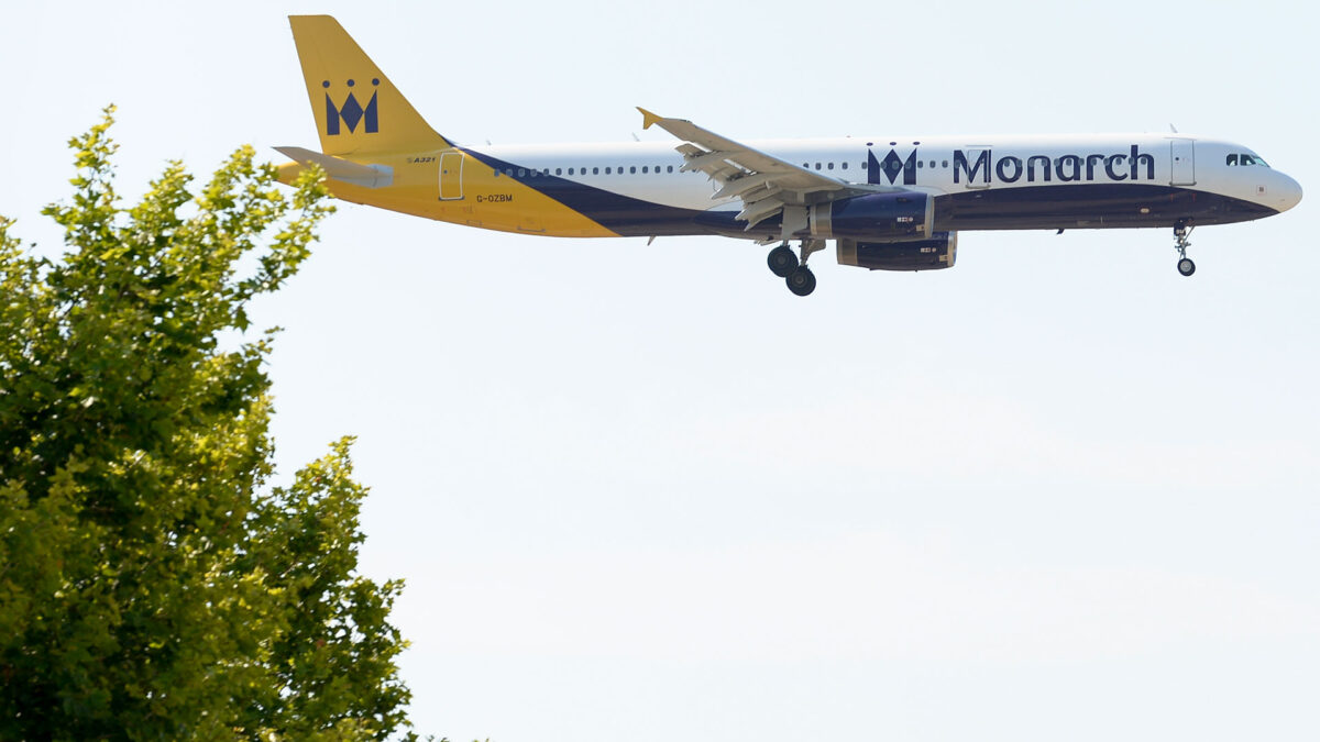 La aerolínea británica Monarch quiebra y deja a 110.000 pasajeros varados