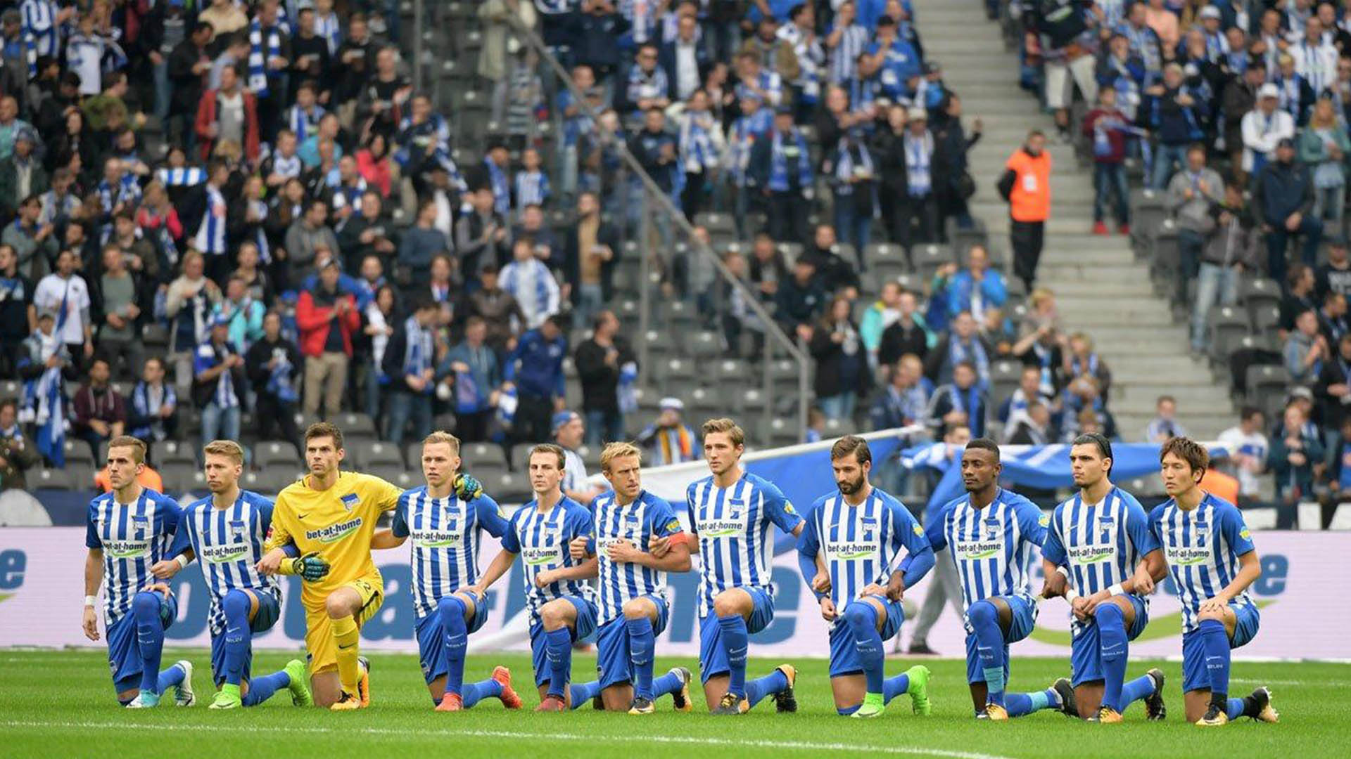 La Bundesliga aplaude el #TakeAKnee contra el racismo de los futbolistas del Hertha de Berlín